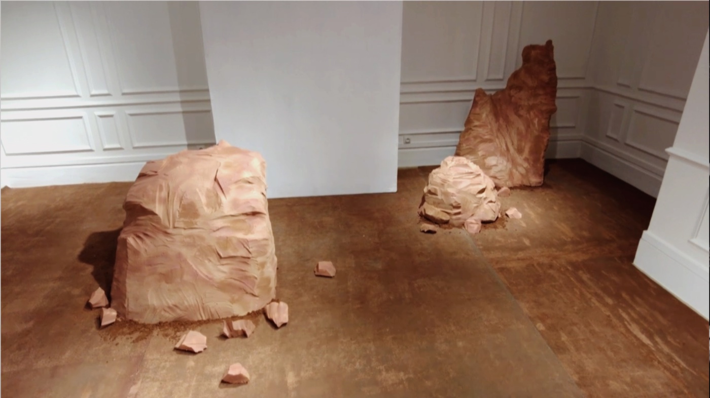 Sculpted scenography inside the GUVET Paris showroom