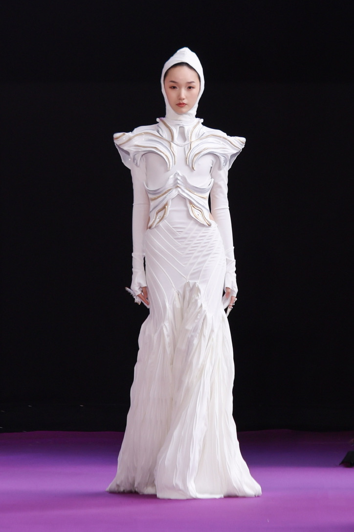 HENGDI WANG sculptural white runway look