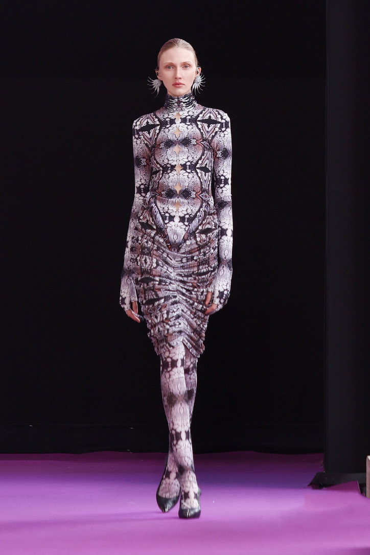 HENGDI WANG patterned monochrome runway look